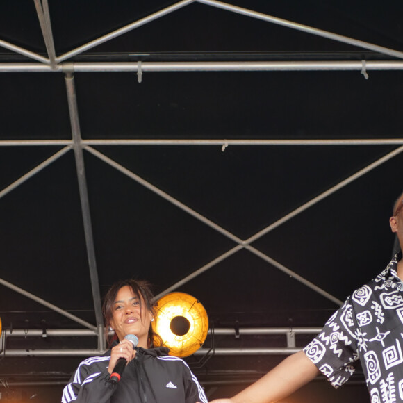 Samedi 29 juin, la chanteuse a fait une apparition remarquée lors du "Coeur de Sillery Festival". 
Amel Bent entourée de Mokobé et LeChairman au "Coeur de Sillery Festival" organisé par la Fondation Franco-britannique de Sillery, le samedi 29 juin 2024