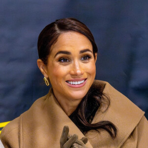 "Meghan veut aussi passer plus de temps avec ses amies, faire des voyages entre filles et se faire dorloter le temps d'un week-end."
Meghan Markle à Vancouver le 16 février 2024