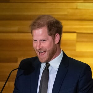 Invité par le roi Charles III à Balmoral pour apaiser les tensions, Harry ne retournera, a priori, pas dans sa patrie d'origine avec ses enfants cet été.
Le prince Harry, duc de Sussex pendant le diner "One Year to Go" Invictus Games, à Vancouver le 16 février 2024