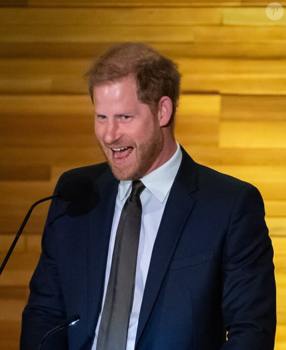 Invité par le roi Charles III à Balmoral pour apaiser les tensions, Harry ne retournera, a priori, pas dans sa patrie d'origine avec ses enfants cet été.
Le prince Harry, duc de Sussex pendant le diner "One Year to Go" Invictus Games, à Vancouver le 16 février 2024