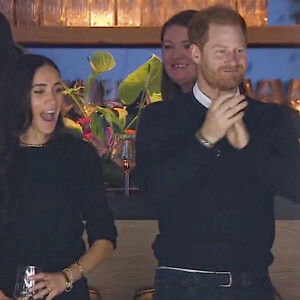 "Elle aimerait également partir en voyage avec ses amies et les enfants, peut-être pour faire du glamping dans l'un des parcs nationaux"
Le prince Harry, duc de Sussex et Meghan Markle, duchesse de Sussex, assistent au match de hockey des Canucks de Vancouver, Colombie-Britannique, Canada, le 20 novembre 2023