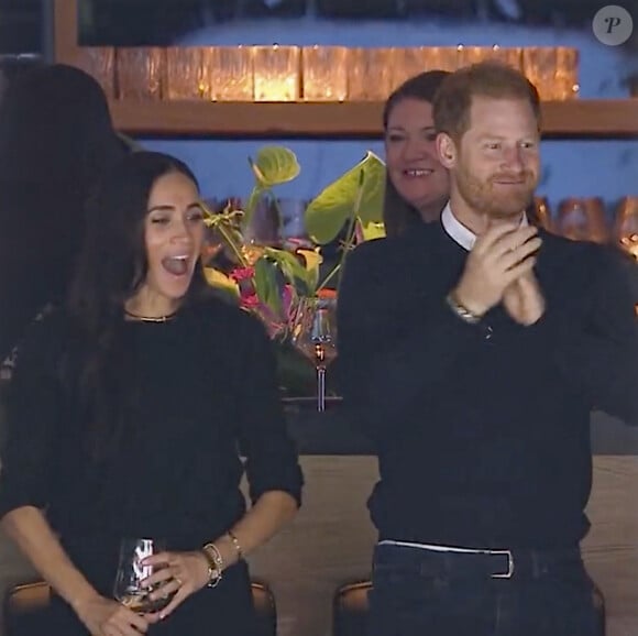 "Elle aimerait également partir en voyage avec ses amies et les enfants, peut-être pour faire du glamping dans l'un des parcs nationaux"
Le prince Harry, duc de Sussex et Meghan Markle, duchesse de Sussex, assistent au match de hockey des Canucks de Vancouver, Colombie-Britannique, Canada, le 20 novembre 2023