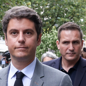 Le Premier ministre, Gabriel Attal vient soutenir le candidat de la coalition de droite Ensemble pour les élections législatives, Stanislas Guerini sur le marché des Batignolles lors d'une visite de campagne dans le 17ème arrondissement de Paris, France, le 2 juillet 2024. © Stéphane Lemouton/Bestimage