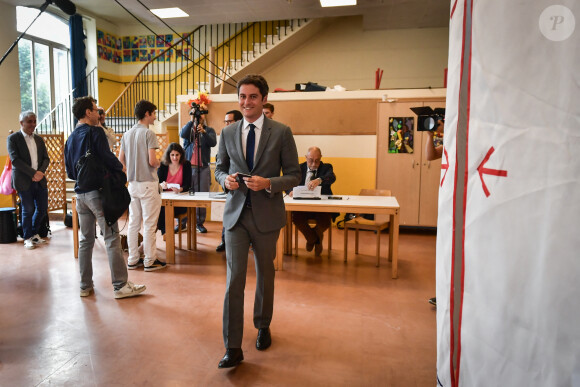 Il fut successivement porte-parole du gouvernement, ministre du budget, ministre de l'éducation nationale, et enfin Premier ministre
Gabriel Attal, Premier ministre, vote pour le deuxième tour des élections législatives. Vanves, le 7 juillet 2024. © Firas Abdullah/Pool/Bestimage