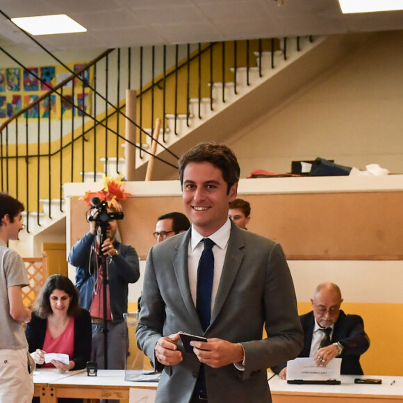 Il fut successivement porte-parole du gouvernement, ministre du budget, ministre de l'éducation nationale, et enfin Premier ministre
Gabriel Attal, Premier ministre, vote pour le deuxième tour des élections législatives. Vanves, le 7 juillet 2024. © Firas Abdullah/Pool/Bestimage