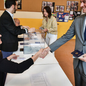 Le premier ministre est allée voter comme n'importe quel autre citoyen pour le second tour dimanche 7 juillet 2024
Gabriel Attal, Premier ministre, vote pour le deuxième tour des élections législatives. Vanves, le 7 juillet 2024. © Firas Abdullah/Pool/Bestimage