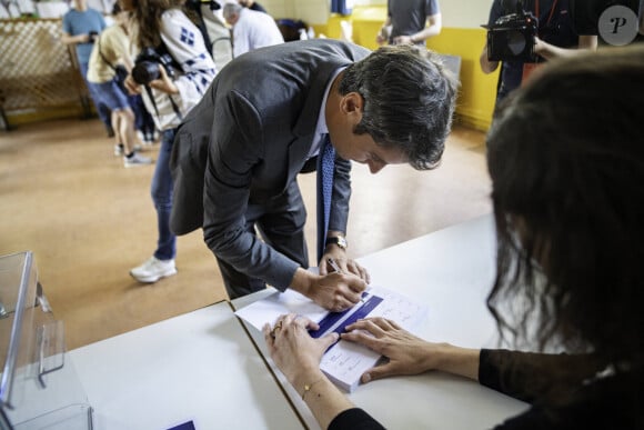 Le Premier ministre Gabriel Attal vote pour le premier tour des législatives à Vanves banlieue de Paris, France, le 30 juin 2024. © Gabrielle Cezard/Pool/Bestimage 