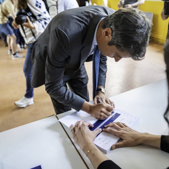 Le Premier ministre Gabriel Attal vote pour le premier tour des législatives à Vanves banlieue de Paris, France, le 30 juin 2024. © Gabrielle Cezard/Pool/Bestimage 