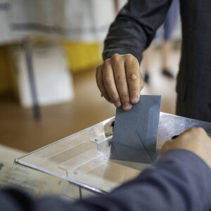 Le Premier ministre Gabriel Attal vote pour le premier tour des législatives à Vanves banlieue de Paris, France, le 30 juin 2024. © Gabrielle Cezard/Pool/Bestimage