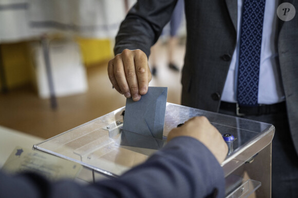 Le Premier ministre Gabriel Attal vote pour le premier tour des législatives à Vanves banlieue de Paris, France, le 30 juin 2024. © Gabrielle Cezard/Pool/Bestimage