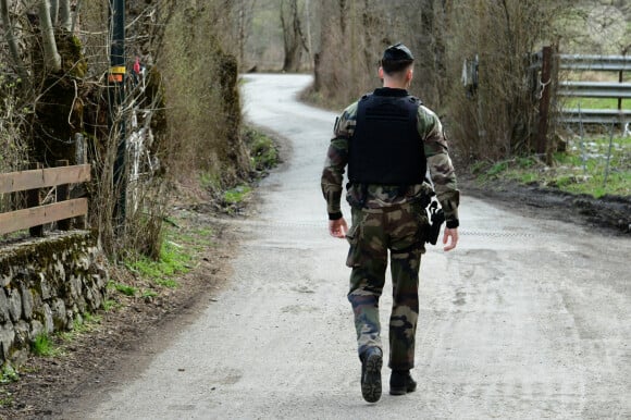 Illustrations au Vernet dans les Alpes-de-Haute-Provence dans le cadre de la disparition du petit Emile en juillet 2023 dont une partie des ossements ont été retrouvés. Le 4 avril 2024. © Romain Doucelin / Bestimage 