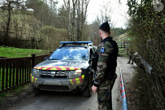 Illustrations au Vernet dans les Alpes-de-Haute-Provence dans le cadre de la disparition du petit Emile en juillet 2023 dont une partie des ossements ont été retrouvés. Le 4 avril 2024. © Romain Doucelin / Bestimage 