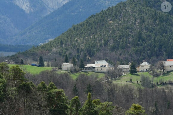 Illustrations au Vernet dans les Alpes-de-Haute-Provence dans le cadre de la disparition du petit Emile en juillet 2023 dont une partie des ossements ont été retrouvés. Le 4 avril 2024. © Romain Doucelin / Bestimage 