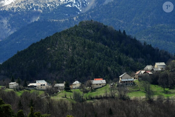 Illustrations au Vernet dans les Alpes-de-Haute-Provence dans le cadre de la disparition du petit Emile en juillet 2023 dont une partie des ossements ont été retrouvés. Le 4 avril 2024. © Romain Doucelin / Bestimage 