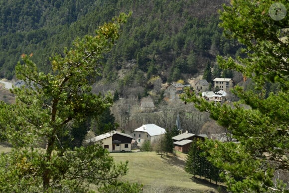 Illustrations au Vernet dans les Alpes-de-Haute-Provence dans le cadre de la disparition du petit Emile en juillet 2023 dont une partie des ossements ont été retrouvés. Le 4 avril 2024. © Romain Doucelin / Bestimage 