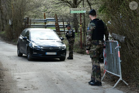 Illustrations au Vernet dans les Alpes-de-Haute-Provence dans le cadre de la disparition du petit Emile en juillet 2023 dont une partie des ossements ont été retrouvés. Le 4 avril 2024. © Romain Doucelin / Bestimage 