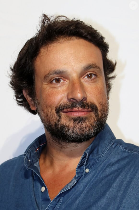 Victime de misophonie, l'acteur de 53 ans star de la série "Fais pas ci, Fais pas ça" ne supporte pas le son de certains bruits à tel point qu'ils provoquent en lui de terribles angoisses.
Bruno Salomone à la première de "Souviens Toi" lors de la cérémonie d'ouverture de la 19ème édition du Festival de la Fiction TV de la Rochelle, le 13 septembre 2017. © Patrick Bernard/Bestimage