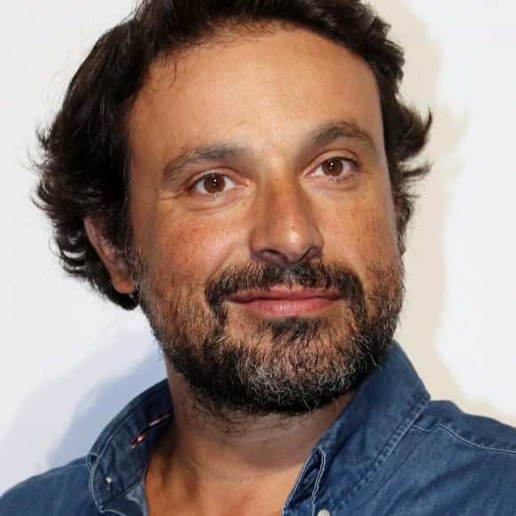 Victime de misophonie, l'acteur de 53 ans star de la série "Fais pas ci, Fais pas ça" ne supporte pas le son de certains bruits à tel point qu'ils provoquent en lui de terribles angoisses.
Bruno Salomone à la première de "Souviens Toi" lors de la cérémonie d'ouverture de la 19ème édition du Festival de la Fiction TV de la Rochelle, le 13 septembre 2017. © Patrick Bernard/Bestimage