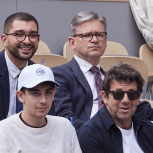 Patrick Bruel et son fils Oscat dans les tribunes des Internationaux de France de tennis de Roland Garros 2024 à Paris, le 5 juin 2024