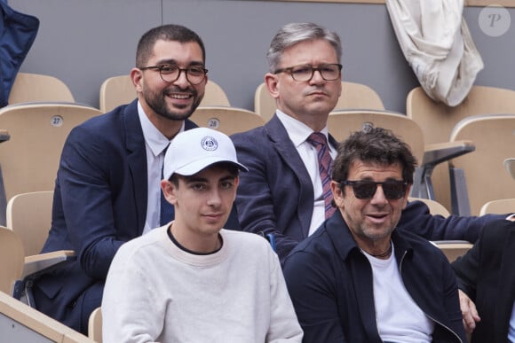 Patrick Bruel et son fils Oscat dans les tribunes des Internationaux de France de tennis de Roland Garros 2024 à Paris, le 5 juin 2024