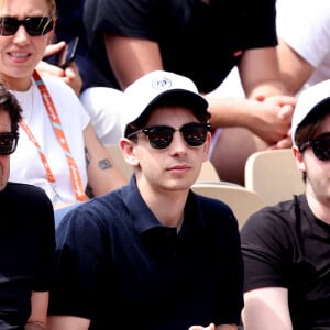 Oscar, né en 2003, est âgé de 21 ans, et Léon, né en 2005, a 19 ans.
Patrick Bruel et ses fils Léon et Oscar dans les tribunes des Internationaux de France de tennis de Roland Garros 2024 à Paris, France, le 4 juin 2024