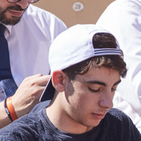 Son cadet, âgé d'à peine 19 ans, est déjà très investi dans la passion qu'il partage avec son père : la musique.
Patrick Bruel et son fils Léon dans les tribunes des Internationaux de France de tennis de Roland Garros 2024 à Paris, le 5 juin 2024