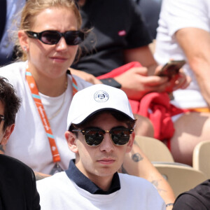 Patrick Bruel et ses fils Léon et Oscar dans les tribunes des Internationaux de France de tennis de Roland Garros 2024 à Paris, France, le 4 juin 2024