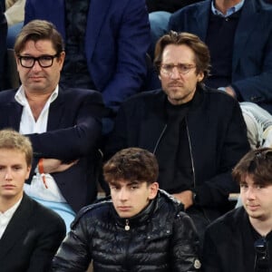 Patrick Bruel et ses fils Léon et Oscar dans les tribunes des Internationaux de France de tennis de Roland Garros 2024 à Paris, France, le 2 juin 2024