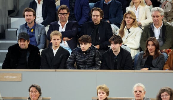 Patrick Bruel et ses fils Léon et Oscar dans les tribunes des Internationaux de France de tennis de Roland Garros 2024 à Paris, France, le 2 juin 2024