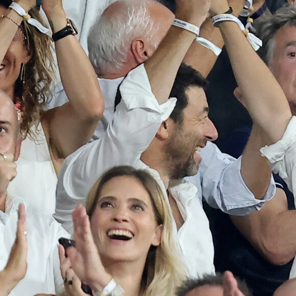 Suivi par plus de 20 000 followers sur Instagram, Léon a révélé ce lundi 8 juillet qu'il donnerait bientôt son premier concert
Patrick Bruel et son fils Léon dans les tribunes lord du match d'ouverture de la Coupe du Monde de Rugby France 2023 au Stade de France à Saint-Denis le 8 septembre 2023