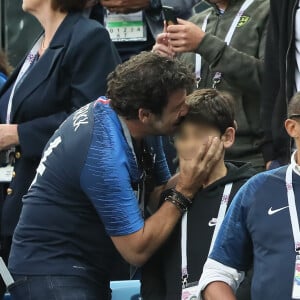 Patrick Bruel et son fils dans les tribunes lors de la demi-finale de la coupe du monde opposant la France à la Belgique à Saint-Pétersbourg le 10 juillet 2018