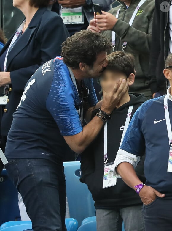 Patrick Bruel et son fils dans les tribunes lors de la demi-finale de la coupe du monde opposant la France à la Belgique à Saint-Pétersbourg le 10 juillet 2018