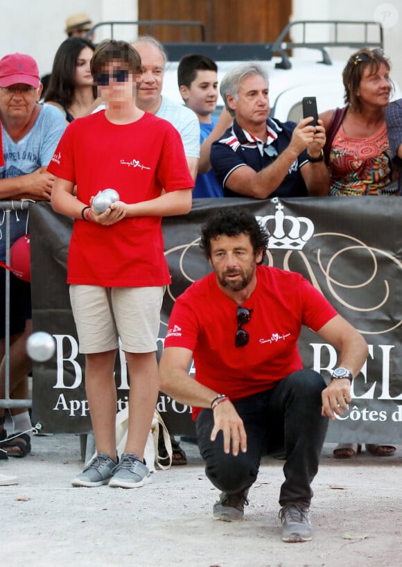 Patrick Bruel et son fils Oscar lors du tournoi de pétanque au profit de l'association "Sauvez le Coeur des Femmes" sur la place des Lices à Saint-Tropez, le 6 août 2017