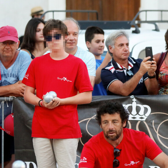 Patrick Bruel et son fils Oscar lors du tournoi de pétanque au profit de l'association "Sauvez le Coeur des Femmes" sur la place des Lices à Saint-Tropez, le 6 août 2017