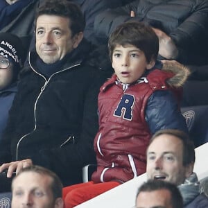 Patrick Bruel et ses fils Oscar et Léon lors du match Psg-Saint-Etienne Ligue 1 au Parc des Princes à Paris, le 25 octobre 2015