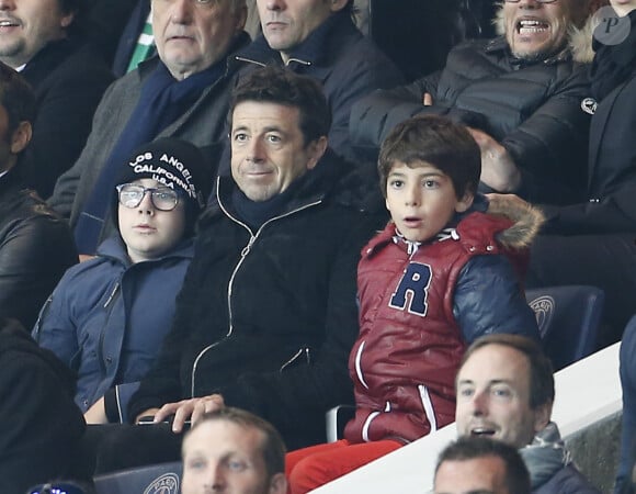 Patrick Bruel et ses fils Oscar et Léon lors du match Psg-Saint-Etienne Ligue 1 au Parc des Princes à Paris, le 25 octobre 2015