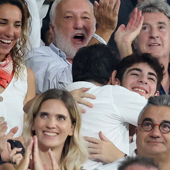 Le jeune musicien a ainsi partagé l'affiche de sa performance à venir et celui-ci se dit "excité d'annoncer" cette nouvelle.
Patrick Bruel et son fils Léon lors du match d'ouverture de la Coupe du Monde de Rugby France 2023 au Stade de France à Saint-Denis le 8 septembre 2023