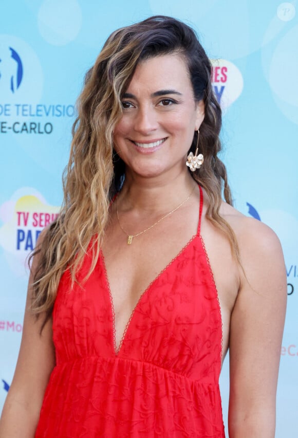 C'est le mari de Cote de Pablo qui leur a suggéré cette idée
Cote de Pablo (NCIS) pour la soirée du 1000ème épisode de "NCIS" autour d'un gateau au Neptune lors de la 63ème édition du Festival de television de Monte-Carlo, Monaco, le 15 juin 2024. © Denis Guignebourg/BestImage