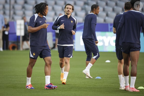 Sur la vidéo, on peut voir Antoine Griezmann avec Mia, Amaro et sa femme
 
Antoine Griezmann - Entraînement de l'équipe de France de football avant leur match de demi-finale du Championnat d'Europe de football contre l'Espagne à l'Allianz Arena de Munich, Allemagne, le 8 juillet 2024. © Elyxandro Cegarra/Panoramic/Bestimage