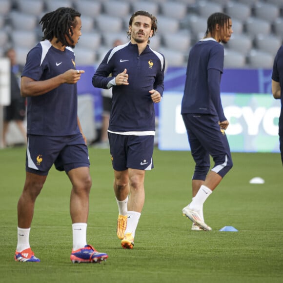 Sur la vidéo, on peut voir Antoine Griezmann avec Mia, Amaro et sa femme
 
Antoine Griezmann - Entraînement de l'équipe de France de football avant leur match de demi-finale du Championnat d'Europe de football contre l'Espagne à l'Allianz Arena de Munich, Allemagne, le 8 juillet 2024. © Elyxandro Cegarra/Panoramic/Bestimage