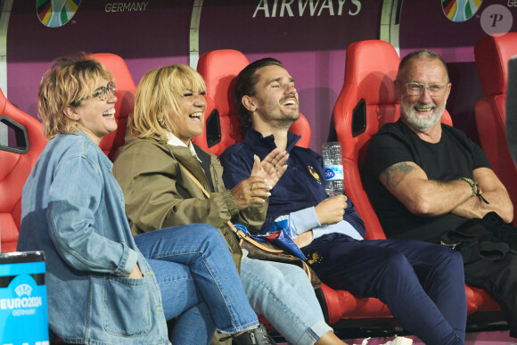 Antoine Griezmann avec ses parents - Célébrités dans les tribunes du match du groupe D de l'Euro 2024 entre l'équipe de France face à l'Autriche (1-0) à Dusseldorf en Allemagne le 17 juin 2024. © Cyril Moreau/Bestimage