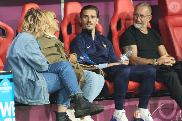 Antoine Griezmann avec ses parents - Célébrités dans les tribunes du match du groupe D de l'Euro 2024 entre l'équipe de France face à l'Autriche (1-0) à Dusseldorf en Allemagne le 17 juin 2024. © Cyril Moreau/Bestimage