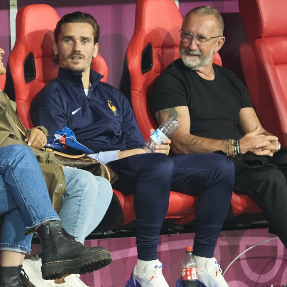 Antoine Griezmann avec ses parents - Célébrités dans les tribunes du match du groupe D de l'Euro 2024 entre l'équipe de France face à l'Autriche (1-0) à Dusseldorf en Allemagne le 17 juin 2024. © Cyril Moreau/Bestimage