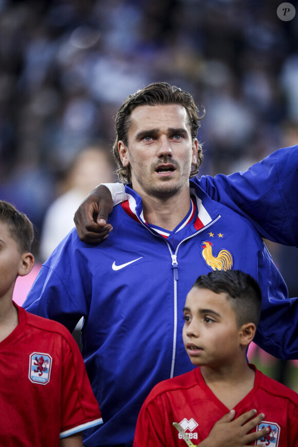 Antoine Griezmann filmé avec sa femme et ses enfants à  l'Euro
 
Antoine Griezmann - L'équipe de France s'est imposée face au Luxembourg (3-0) lors du premier match de préparation à l'Euro au stade Saint-Symphorien, à Metz.