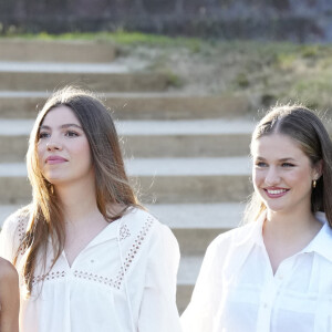 Mardi 9 juillet, la famille royale espagnole s'est rendue à l'hôtel Melia Lloret de Mar pour une réception en l'honneur des lauréats du prix Princesse de Gérone. 
La reine Letizia, l'infante Sofia, la princesse héritière Leonor arrivant à l'hôtel Melia Lloret de Mar pour une réception en l'honneur des lauréats du prix Princesse de Gérone (Princess of Girona awards) le 9 juillet 2024.