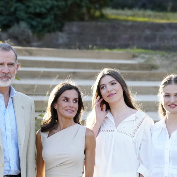 La princesse héritière et sa soeur ont bien grandi et s'illustrent de plus en plus avec leurs parents. 
Le roi Felipe VI d'Espagne, la reine Letizia, la princesse héritière Leonor, l'infante Sofia arrivant à l'hôtel Melia Lloret de Mar pour une réception en l'honneur des lauréats du prix Princesse de Gérone (Princess of Girona awards) le 9 juillet 2024.