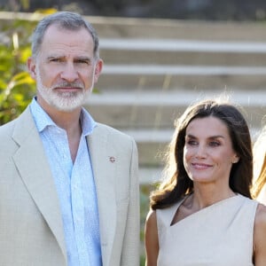 Letizia et Felipe VI d'Espagne sont les heureux parents de deux filles. 
Le roi Felipe VI d'Espagne, la reine Letizia, la princesse héritière Leonor, l'infante Sofia arrivant à l'hôtel Melia Lloret de Mar pour une réception en l'honneur des lauréats du prix Princesse de Gérone (Princess of Girona awards).