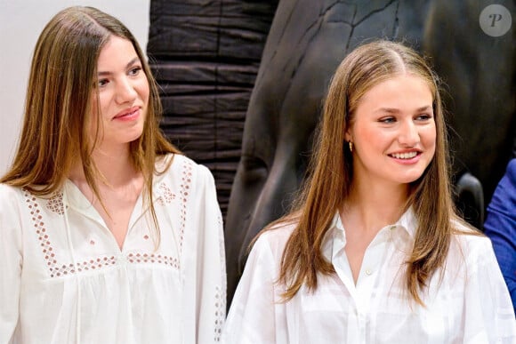 Les princesses espagnoles Leonor et l'infante Sofia d'Espagne effectuent une visite sdans l'atelier du célèbre artiste Jaume Plensa à Barcelone, Espagne, le 9 juillet 2024. Cette visite royale a mis en lumière leur intérêt pour l'art et la culture contemporains, au cours desquels elles ont pu admirer les oeuvres acclamées de Plensa et discuter avec l'artiste. © MISC/Backgrid/Bestimage