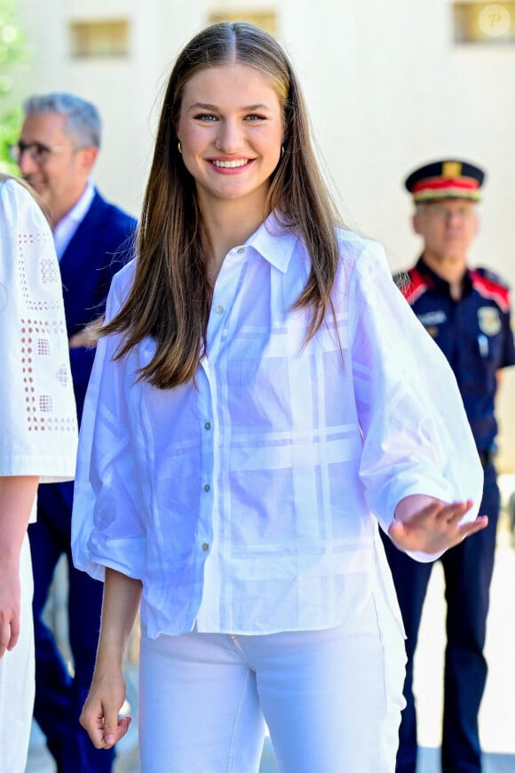 Les princesses espagnoles Leonor et l'infante Sofia d'Espagne effectuent une visite sdans l'atelier du célèbre artiste Jaume Plensa à Barcelone, Espagne, le 9 juillet 2024. Cette visite royale a mis en lumière leur intérêt pour l'art et la culture contemporains, au cours desquels elles ont pu admirer les oeuvres acclamées de Plensa et discuter avec l'artiste. © MISC/Backgrid/Bestimage