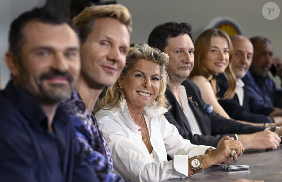 Caroline Margeridon est à Bruxelles avec les acheteurs (Stéphane Vanhandenhoven, Aurore Morisse, Bernard Dumeige, Alexandra Morel, Glorian Kabongo, François-Xavier Renou, François Cases Bardina, Gérald Watelet (animateur) et Jérôme Duvillard (commissaire-priseur)) de l'émission belge "Affaire conclue" pour une vente aux enchères d'objets donnés à "Viva for Life" en Belgique le 29 octobre 2022.